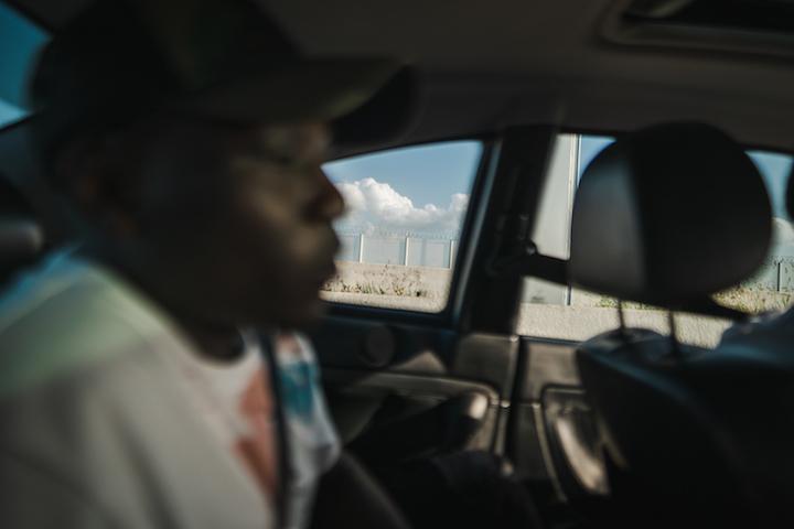 Dallo est entré pour la première fois dans la Jungle en avril 2016. « J’étais dans les conteneurs au milieu du camp. On était sept ou huit personnes là-dedans, c’était l’enfer ». Il y reste jusqu'à son démantèlement en octobre 2016.