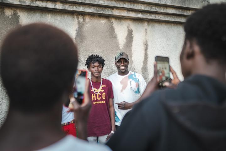 Moment selfies et dédicaces.