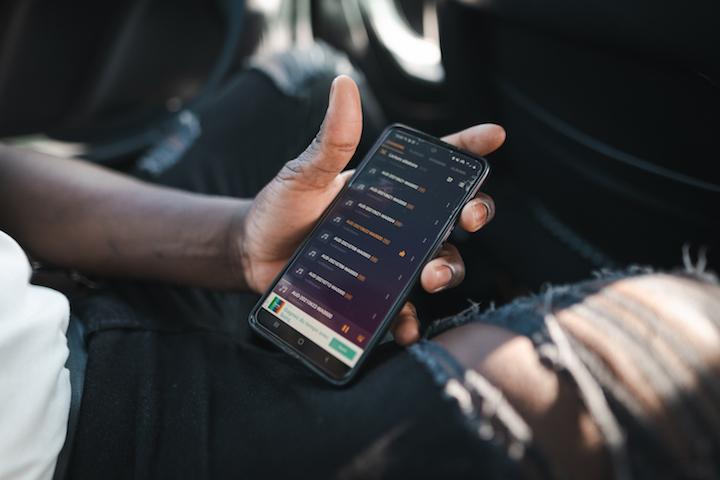 C'est il y a seulement un an que Dallo tombe amoureux de la musique. D’abord, celle que ses amis produisent, puis celle qu’il écrit pendant ses pauses à l’usine