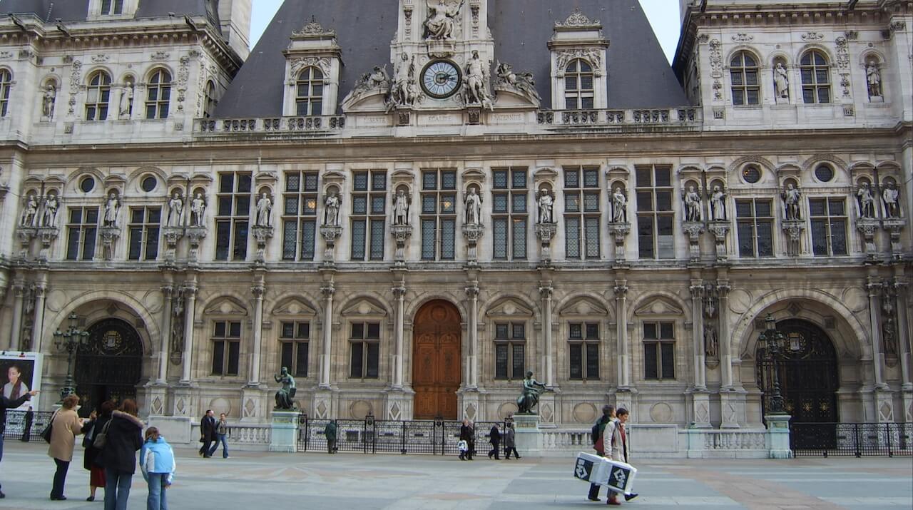 Après les avoir acceptés, la mairie de Paris refuse des contrats à des immigrés