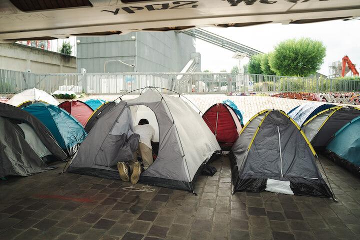 Amir a dû se déplacer comme une soixantaine d’autres exilés afghans jusqu’au campement Delphine Seyrig à la Villette. Une nouvelle fois, le grand barbu doit s’adapter à un lieu qu’il découvre sur place et réorganiser sa tente.