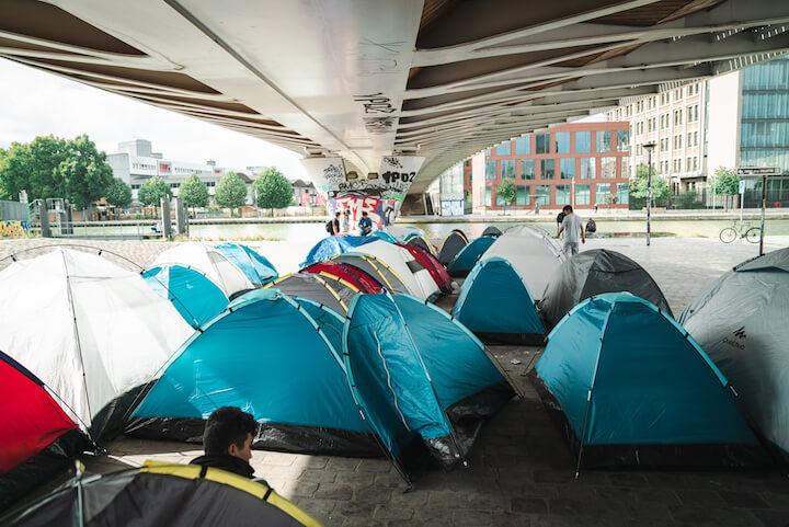 Le campement Delphine Seyrig, à la Villette, créé par des Afghans après le départ de plusieurs camps.