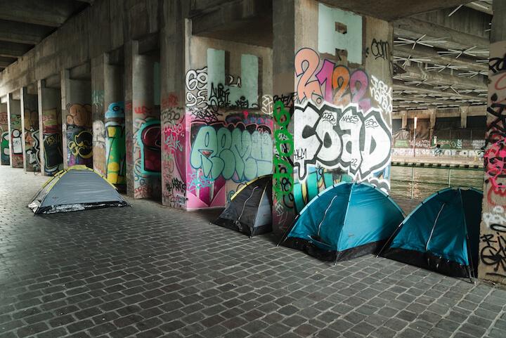 D'autres tentes sont installées sur le pont, à côté du campement Delphine Seyrig, par manque de place.