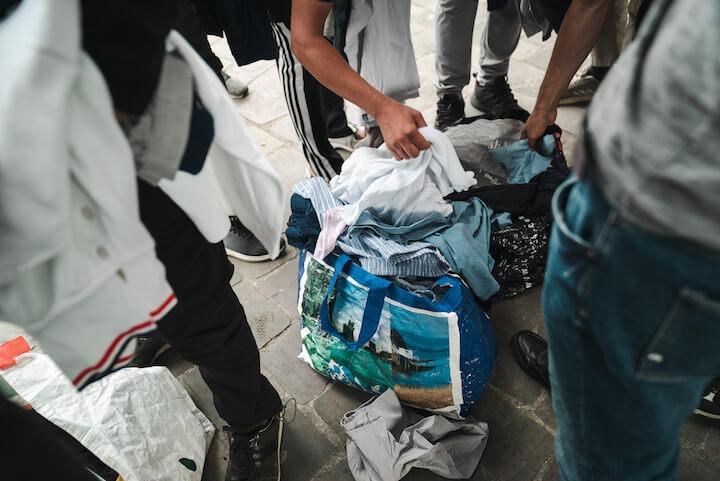 Des dons de vêtements sont faits au campement de la Villette.