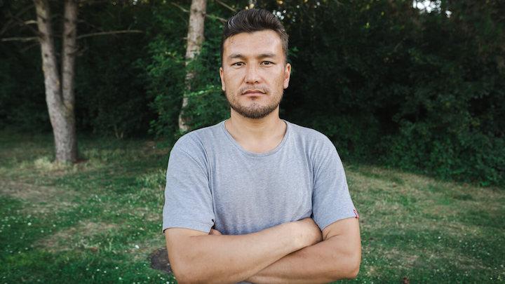 Mohammad a 30 ans et est arrivé en France en juin. Il semble traumatisé par les forces de l’ordre après ses premières nuits dehors, dans le parc de la Bergère. « On s’est fait gazer par un policier. J’ai vu certaines personnes qui dormaient ici recevoir des coups. 