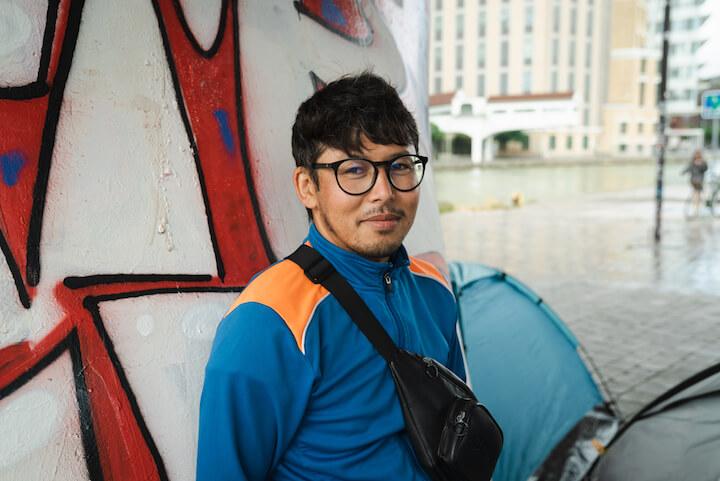 Norrulah est arrivé en France en 2019. Au campement Delphine Seyrig, lui et ses comparses n’ont pas de matelas. Leurs couvertures sont rangées dans leurs sacs. Norrulah ne lâche jamais le sien. « Dedans il y a tout, mes souvenirs, mes papiers, tout ce qu’il me reste. 