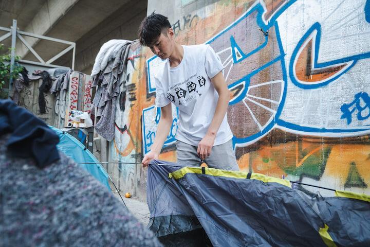 C'est la première fois que Romin dort dans une tente, dehors.