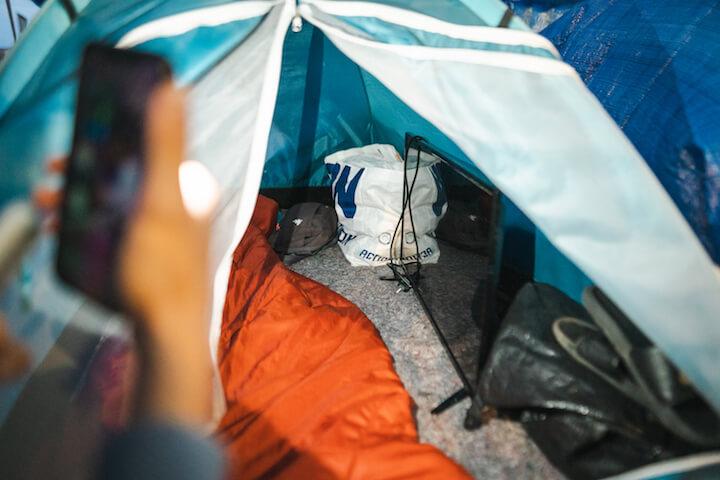 Mehdi garde sa télévision dans sa tente, pour le jour où il aura une maison.