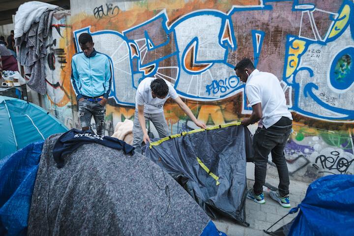 Steve aide Romin à monter sa tente. « J’essaie d’être là pour les gens. Même si on ne se connaît pas, on se comprend très vite. On a tous un peu vécu la même chose ici. 
