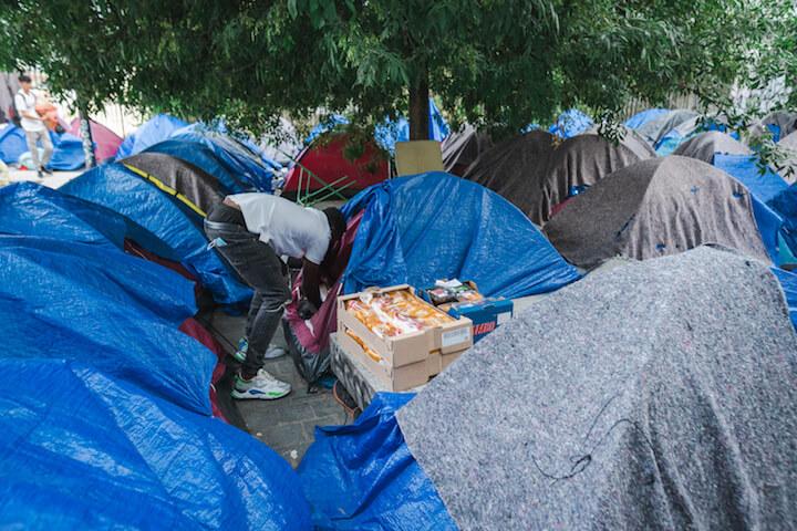 Steve range les cartons de nourriture dans sa tente pour les protéger de la pluie