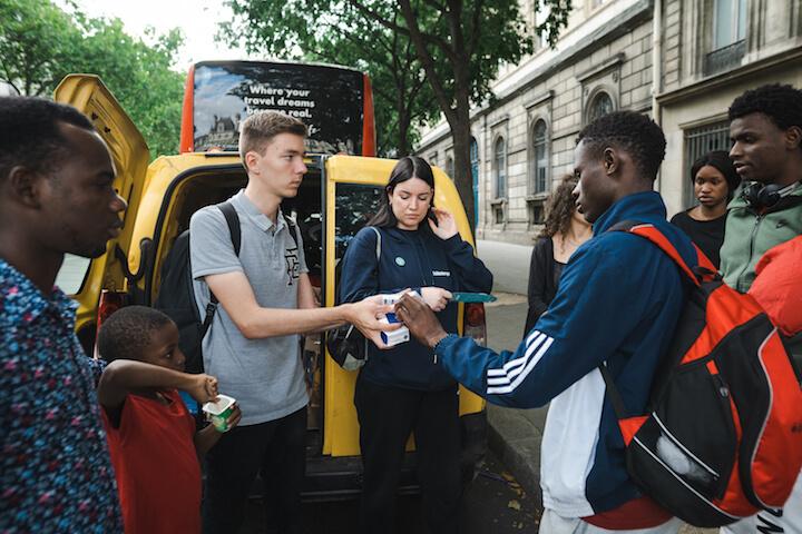 Un mineur isolé reçoit un kit d'hygiène, fournit par Utopia 56.