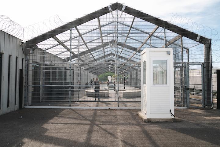Depuis 1995, jusqu’à 210 retenus s’amassent dans deux bâtiments et quatre ailes du Cra de Vincennes
