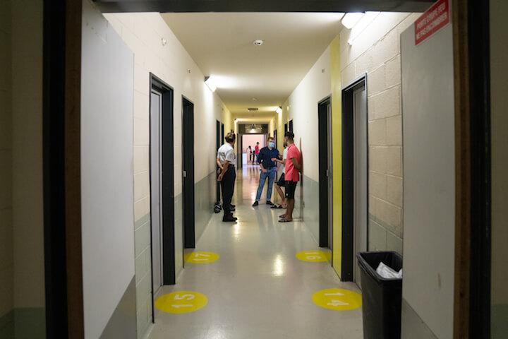 StreetPress a pu visiter le Cra 2A à Vincennes avec le député LFI Louis Boyard.