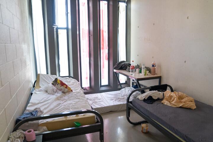 Les retenus dorment à trois dans des chambres minuscules