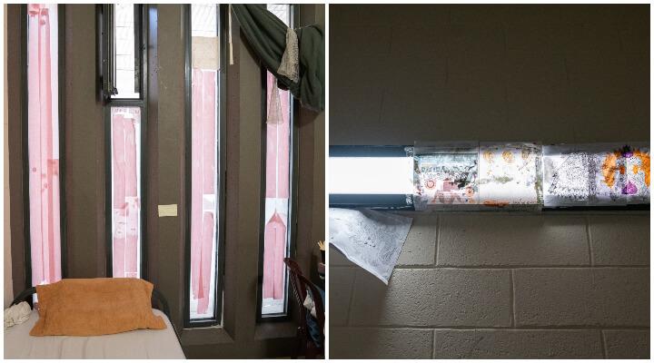 Pour se cacher de la lumière, les retenus utilisent des feuilles de papier toilette et de journaux.