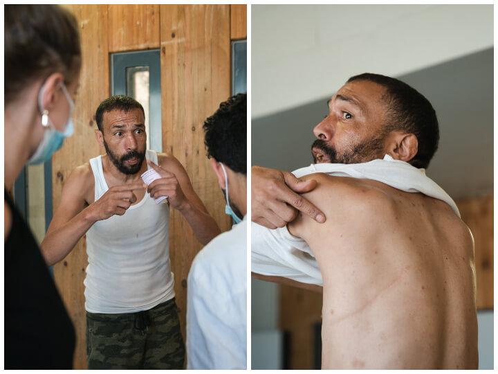 Mourad montre des marques sur son dos.