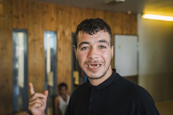 Tahir, retenu au Cra depuis des semaines, raconte que sa vie a basculé en 2018, quand un policier du tribunal judiciaire de Paris lui a cassé quatre dents en cellule