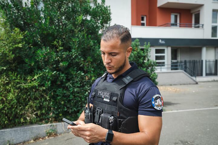 Le fonctionnaire de police défend sur ses réseaux sociaux l’image de la police