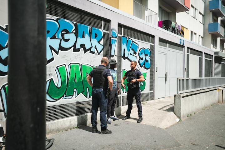 Pendant ses interventions, Rida n'hésite pas à réprimander les jeunes qu'il croise