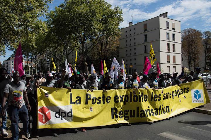 Le 6 septembre 2022, une centaine de travailleurs sans-papiers et leurs soutiens ont marché du bureau de Poste à la préfecture pour réclamer leur régularisation