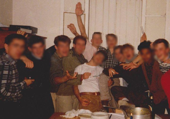Gérard a une photo d’une soirée à l’internat de la Fraternité avec l’un des lycéens faisant un salut nazi. « Quand on connaît ce milieu où on parle ouvertement et sans gêne de voter pour l’extrême droite, on ne peut pas croire que ce geste est seulement un geste de provocation. 