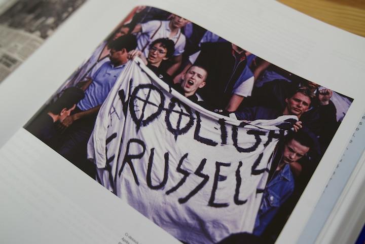 Mais il donne également une très grande part aux hooligans, très orientés politiquement.