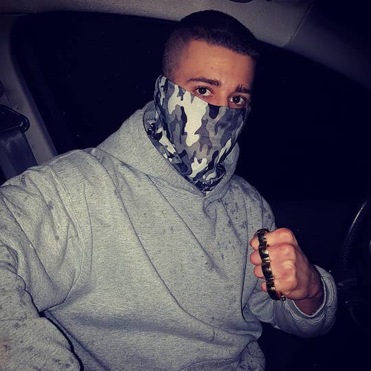 Le militant d'extrême droite participe à des fights « en forêt » avec des hooligans mais il fait aussi le coup de poing dans la rue avec ses comparses.
