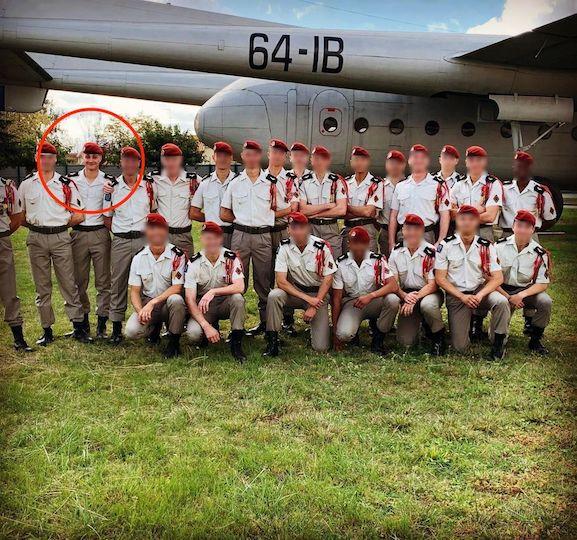 Le combattant d'extrême droite est aussi engagé au 1er régiment de chasseurs parachutistes. Sans que ça ne dérange a priori l'armée française.