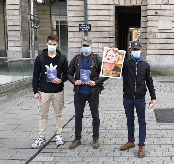Avant d'être un combattant faf reconnu des siens, Maxime Bellamy a été un militant de l'Action française à Rennes. Comme ici, au centre de la photo, en train de tracter.
