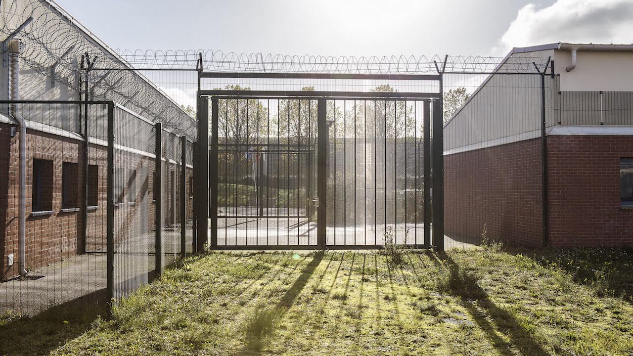 Émeute et violences policières au centre de rétention du Mesnil-Amelot 