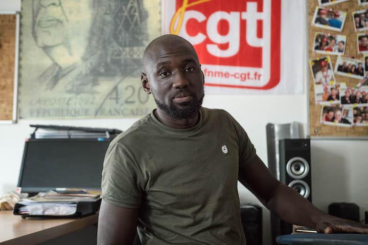 Moussa Gakou dans les bureaux de la FNME-CGT à Montreuil (93