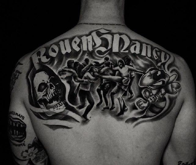 Certains groupes de hools ont des alliances. Comme celle entre les Rouennais avec les Brizak Nancy (représenté par leur logo de guêpe à droite), parfois tatouée comme sur cet homme.