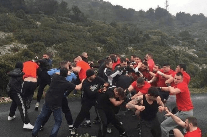 Un combat organisé à 15 contre 15 entre la Camside Tolosa (en noir) et la Mezza Lyon, en avril 2016.