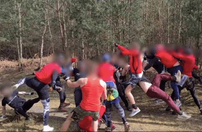 Les photos des fights pullulent sur les canaux spécialisés. Ici, un combat d'avril 2021 entre les jeunes du Roazhon 1901 et des Indep Valenciennes à dix contre dix