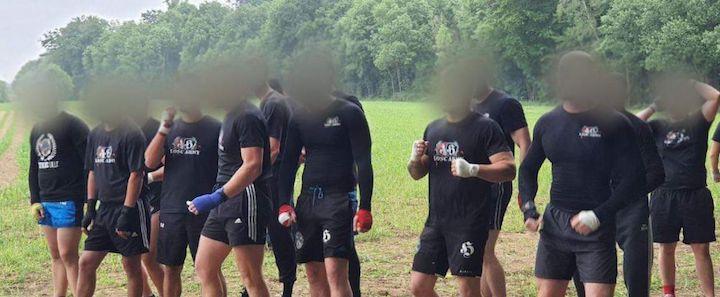 Des membres de la Losc Army et des Gremlins avant un fight l'année dernière. Le deuxième groupe est la frange « junior » du premier. Les deux sont violents et ont déjà agressé brutalement des badauds à Lille.