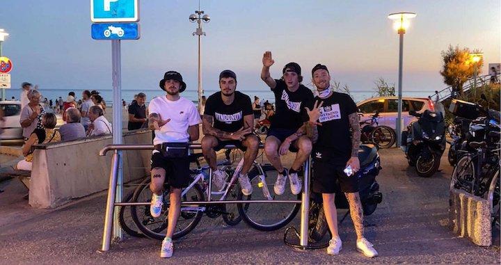 Des hooligans du Mans se sont pris en photo en faisant des « saluts de Kühnen » et un salut fasciste avant de poster le cliché en 2020 sur Facebook en public.