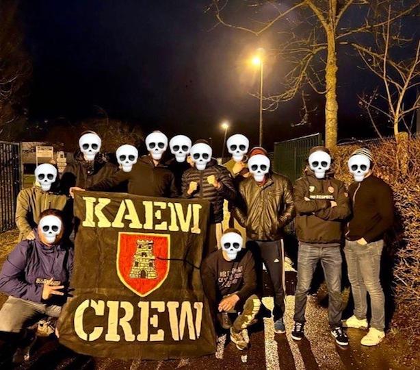 Les hooligans normands du Kaem Crew, un groupe actif depuis au moins 2020. À gauche, un membre fait un « salut de Kühnen », une variante à trois doigts du salut nazi