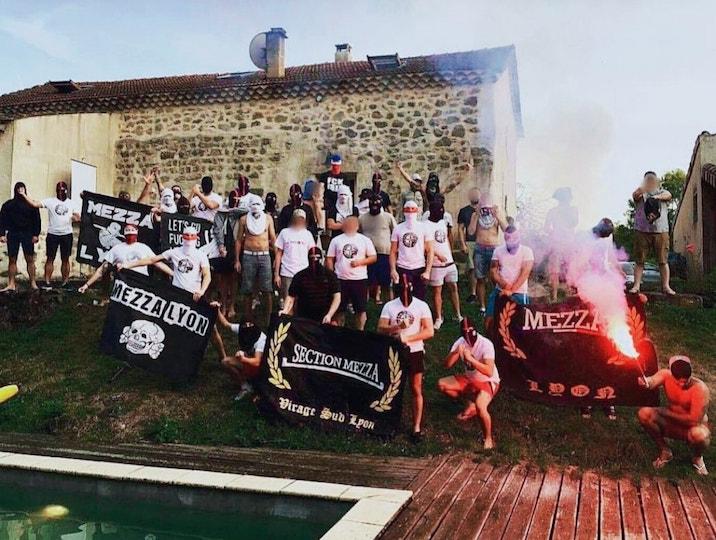 La Mezza Lyon, un groupe hooligan créé en 2006. Leur drapeau est siglé d’une Totenkopf, un emblème utilisé par des unités SS durant la Deuxième Guerre mondiale.