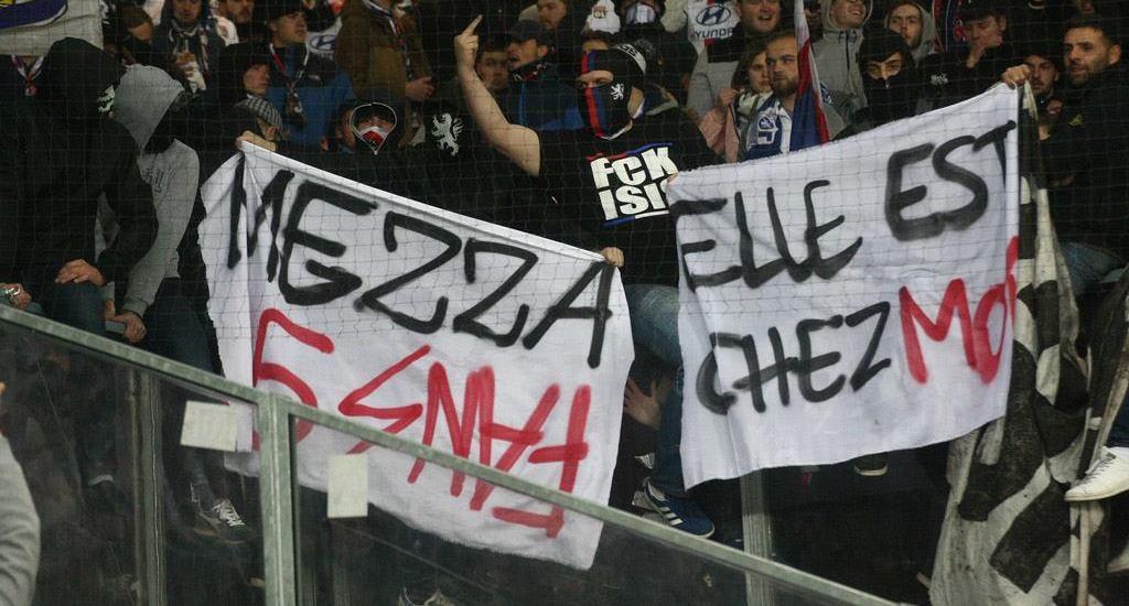 Des membres de la Mezza Lyon en parcage à Saint-Etienne en novembre 2017. Ces hooligans provoquent les ultras stéphanois Magic Fans après leur avoir voler leur bâche il y a quelques années.