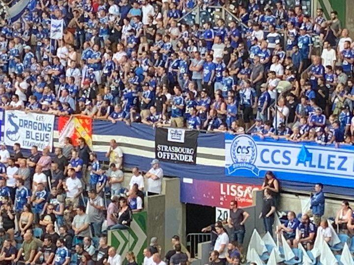 Les Strasbourg Offender sont au stade, dans le virage où se trouvent des ultras, et affichent parfois leur bâche.