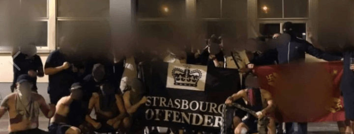 Racistes et antisémites, les Strasbourg Offender ont attaqué des fans israéliens du Maccabi Haïfa en juillet 2019, en marge d'un match européen. Sur une photo floutée après la bagarre, ils ont arboré un drapeau rempli de croix gammées