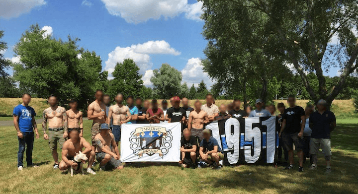 Des hooligans du Turone Squad qui posent avec les ultras Turons 1951 en 2016. Les liens entre les deux entités sont encore forts six ans plus tard.