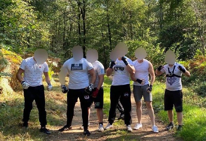 Les MesOs font de nombreux fights, comme ici en septembre 2021 face aux Belges de Molenbeek. Un hooligan des Jeunesse Boulogne, un faux-nez des Zouaves Paris, les accompagne.