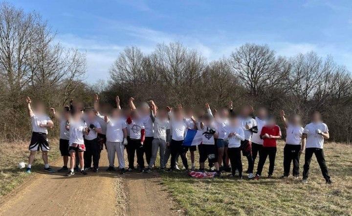 Après un fight qui n'a pas eu lieu contre des Belges d'Anderlecht, les MesOs se sont rattrapés en faisant une flopée de saluts nazis.