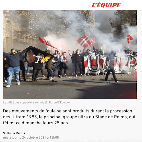 Lors des 25 ans du groupe ultra il y a moins d’un an, les MesOs et Alex E. étaient en tête de cortège avec leur drapeau (à gauche).