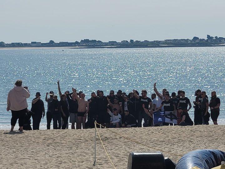 Lors de leur déplacement à Lorient en mai 2021, les MesOs se sont arrêtés sur une plage voisine pour faire des saluts fascistes. En caleçon de bain et faisant un salut nazi, il s'agit d'Edwin Dailly, multicondamné pour ses violences aux abords des stades.