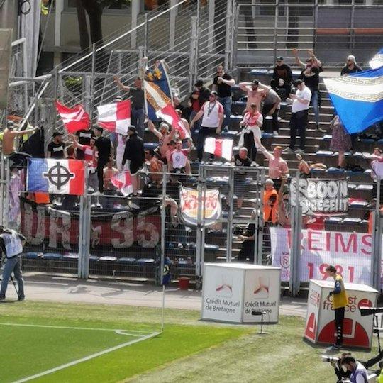 Les hooligans MesOs Reims ont affiché un drapeau à croix celtique dans le parcage du stade de Lorient, lors d'un match le 1er mai dernier.