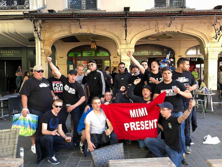 Les MesOs en 2018. Au centre, avec la casquette et les lunettes de soleil relevées, on reconnaît Hadrien M., hooligan du groupuscule politique dissous Zouaves Paris – et de leur faux-nez sportif, Jeunesse Boulogne. 