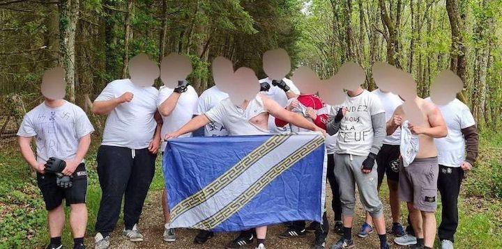 Lors de leurs fights, les MesOs posent en affichant des symboles d'extrême droite. Ici, à gauche, un membre a des croix gammées sur son t-shirt.