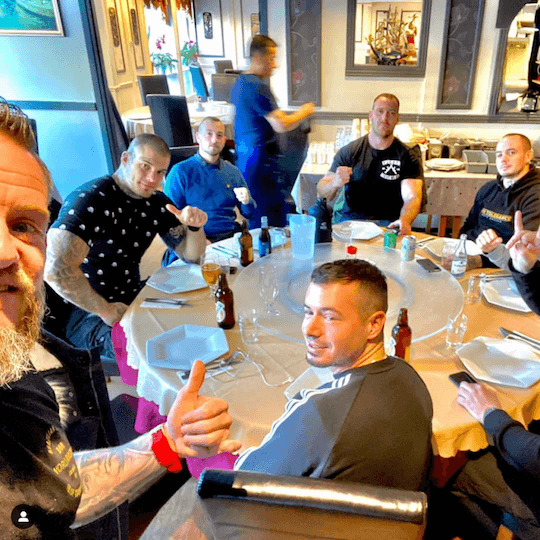 Sur cette photo révélée par le site antifasciste suisse Renversé, le MesOs Yann D. (au fond, avec le pull bleu) est allé voir les fights des combattants d'extrême droite Yanek et Tomasz Skatulsky (au fond au centre et à droite) en Suède en 2020. Ce dernier est aussi un membre de la Losc Army. 